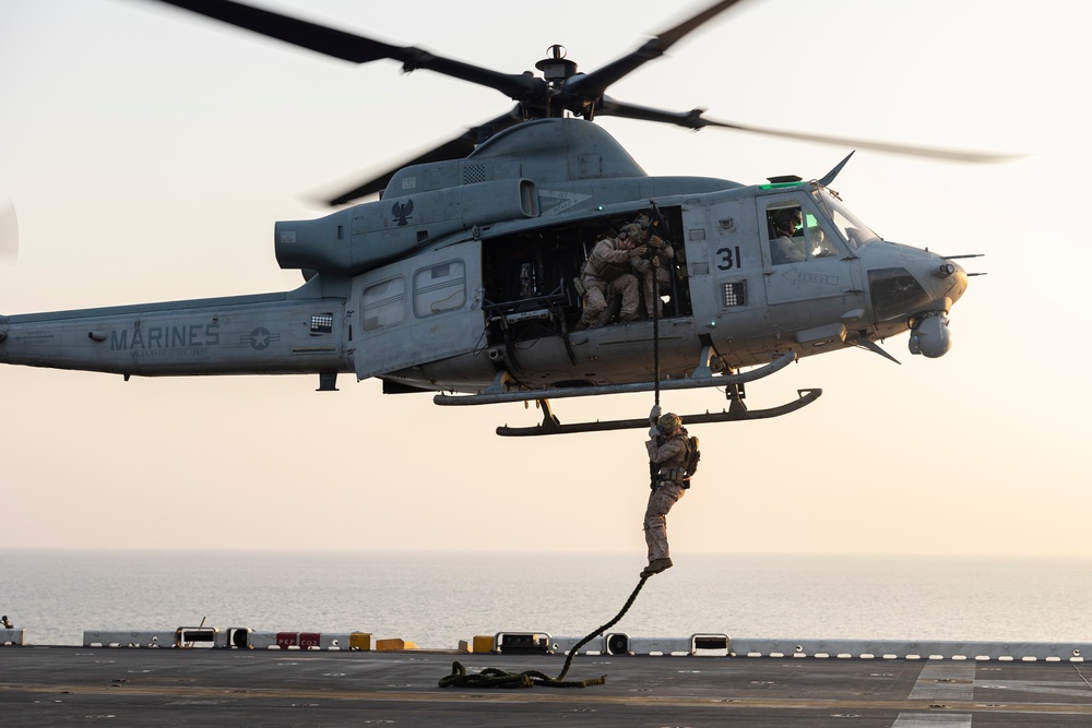 26th MEU(SOC)’s MSPF Conducts Fast Roping aboard USS Bataan