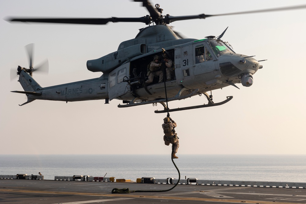 26th MEU(SOC)’s MSPF Conducts Fast Roping aboard USS Bataan