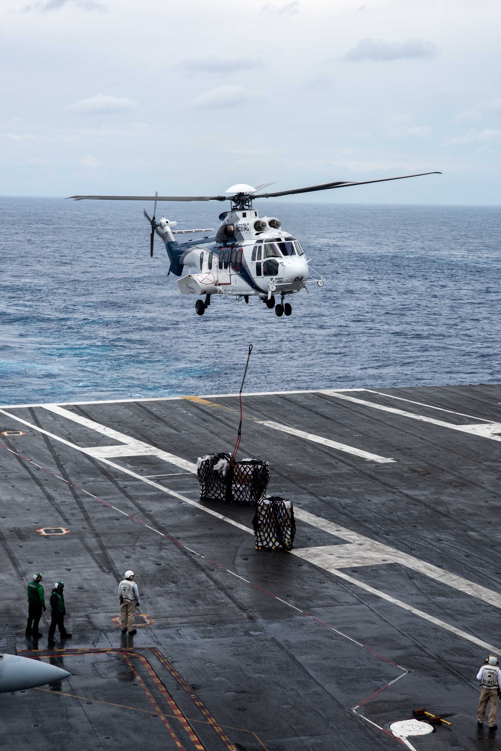 USS Ronald Reagan (CVN 76) conducts vertical replenishment with USNS Charles Drew (T-AKE 10)