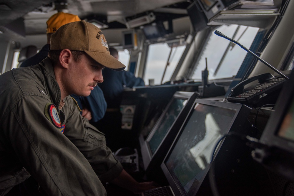 USS Ronald Reagan (CVN 76) conducts vertical replenishment with USNS Charles Drew (T-AKE 10)