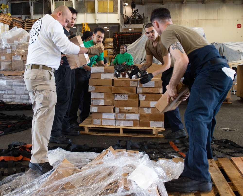 USS Ronald Reagan (CVN 76) conducts vertical replenishment with USNS Charles Drew (T-AKE 10)