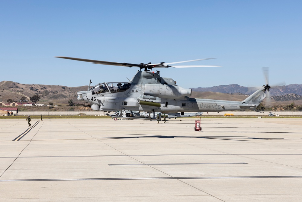 Arizona Students visit HMLA-367