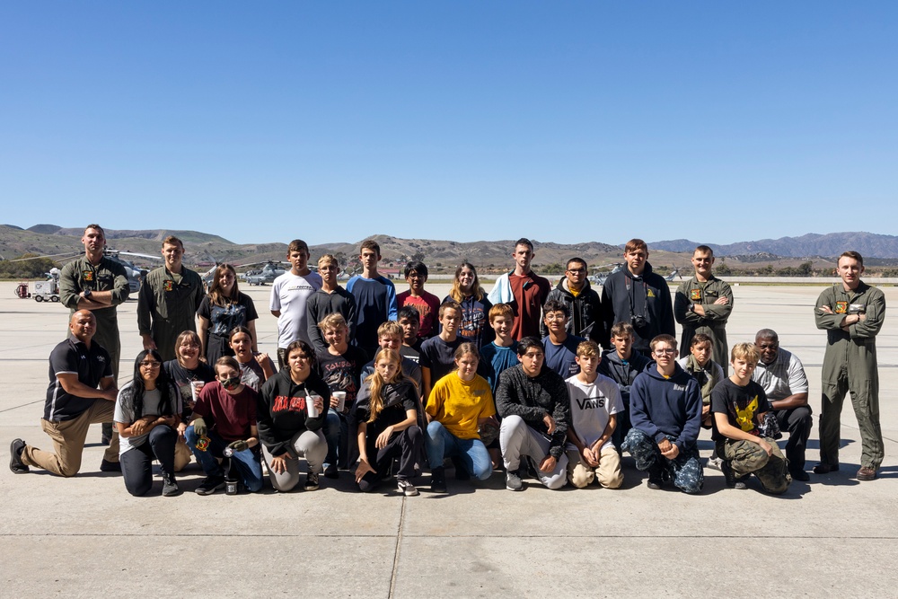 Arizona Students visit HMLA-367