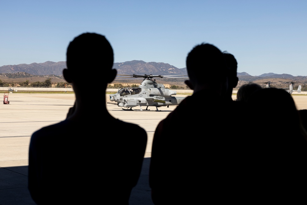 Arizona Students visit HMLA-367