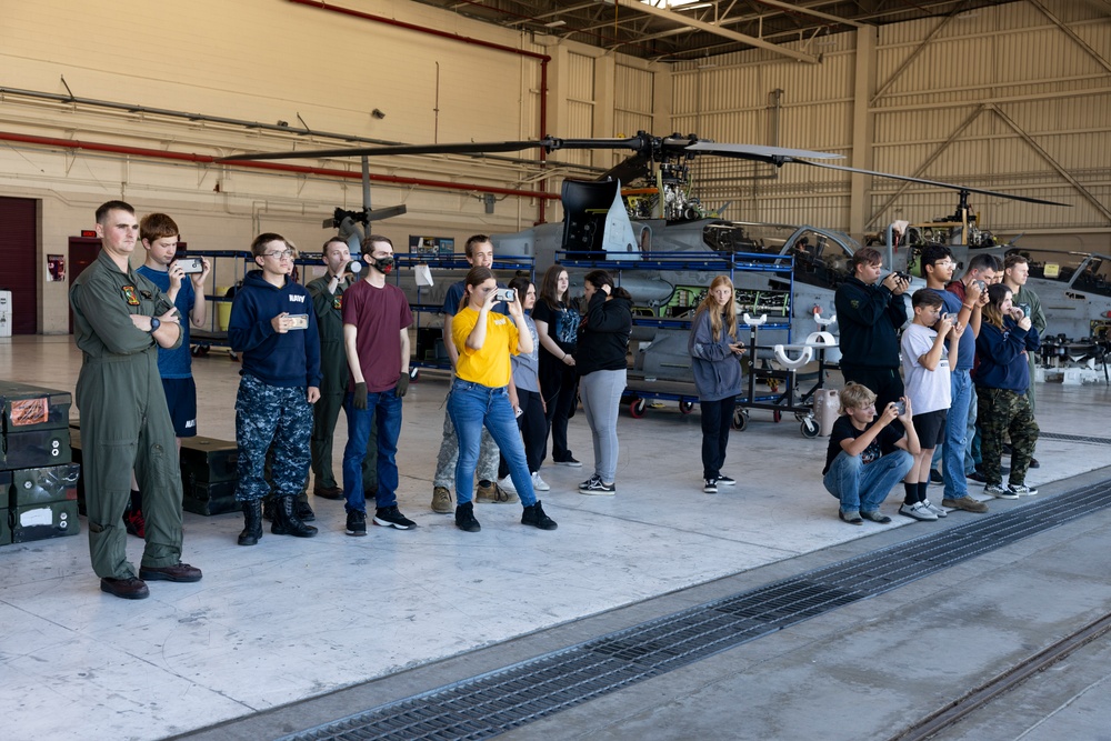 DVIDS - Images - Arizona Students visit HMLA-367 [Image 5 of 11]