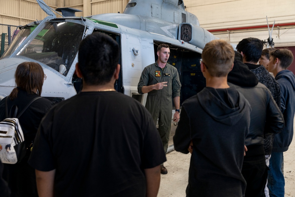 Arizona Students visit HMLA-367