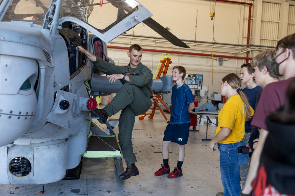 Arizona Students visit HMLA-367