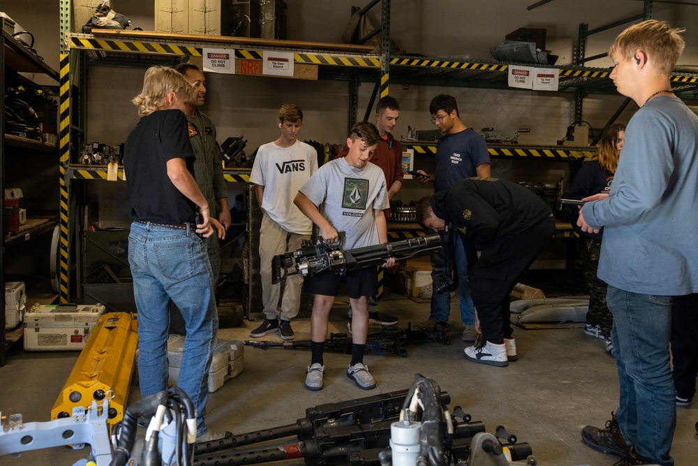 Arizona Students visit HMLA-367