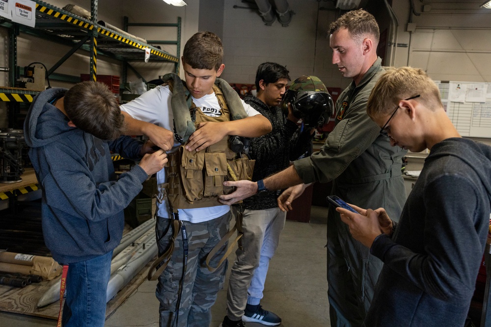 Arizona Students visit HMLA-367