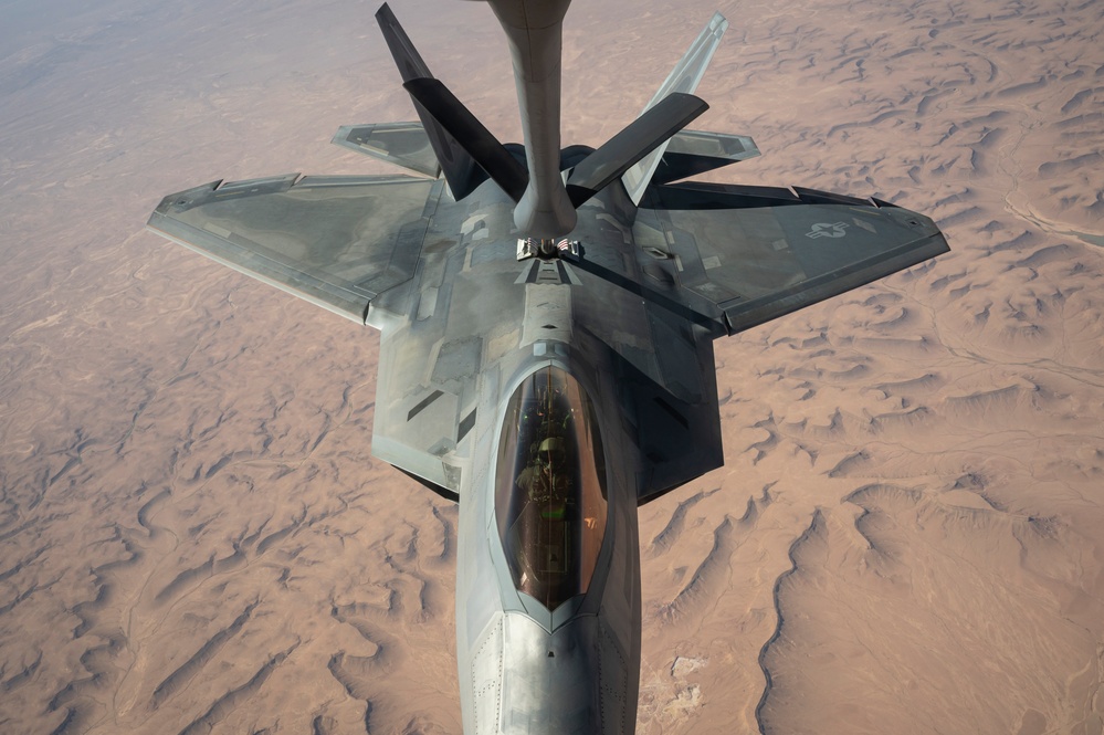 912th EARS sustain Raptors, Thunderbolt IIs in the air