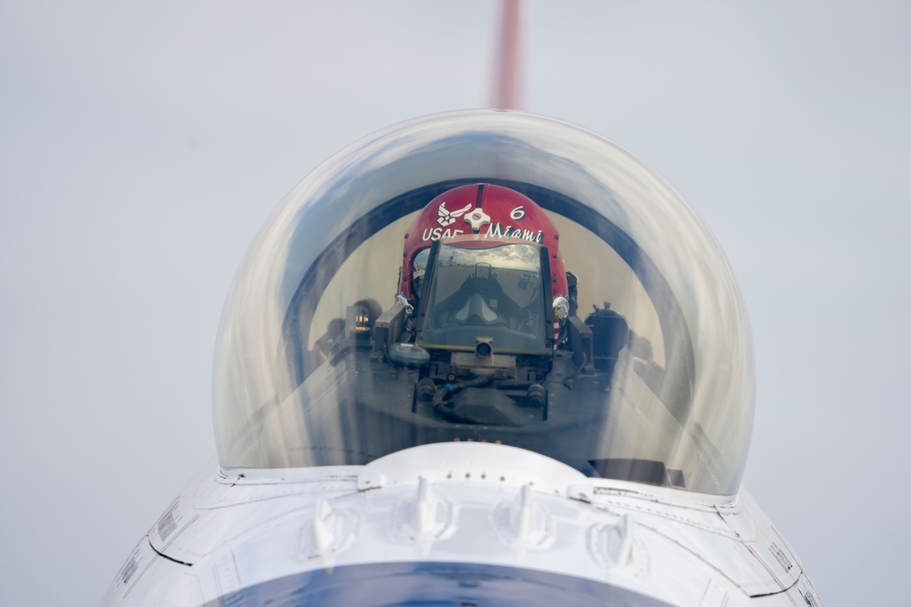 Thunderbirds return for Pacific Airshow