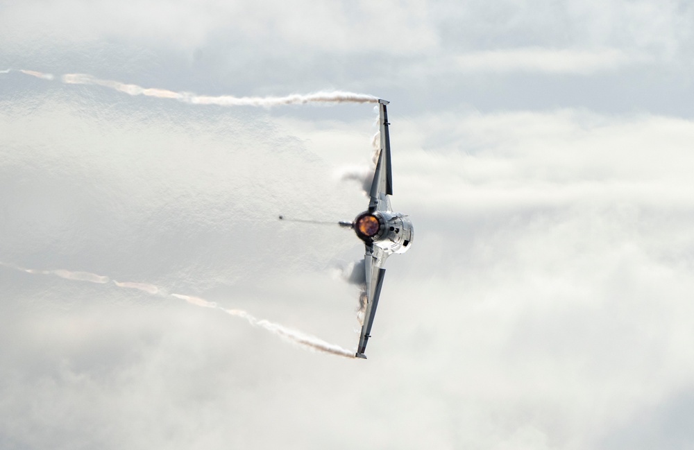 Thunderbirds return for Pacific Airshow