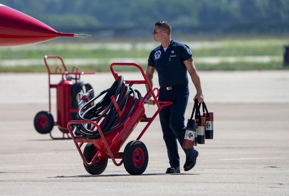 Thunderbirds return for Pacific Airshow