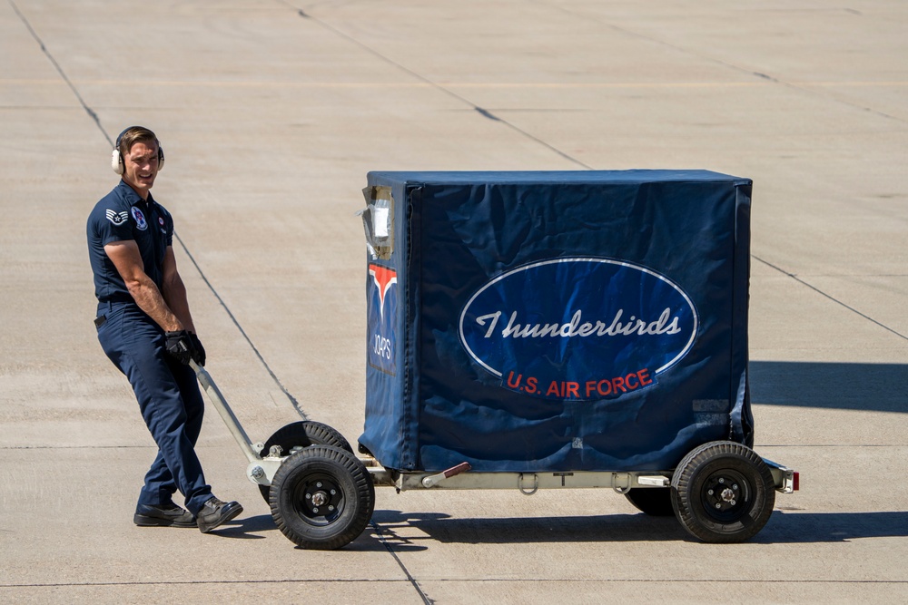 Thunderbirds return for Pacific Airshow