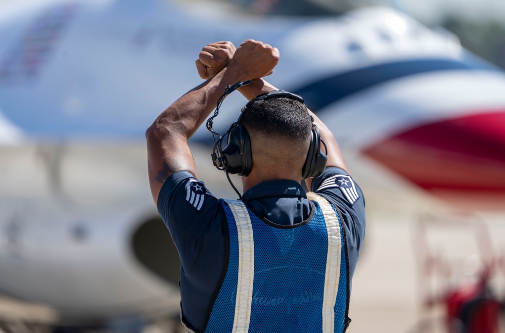 Thunderbirds return for Pacific Airshow