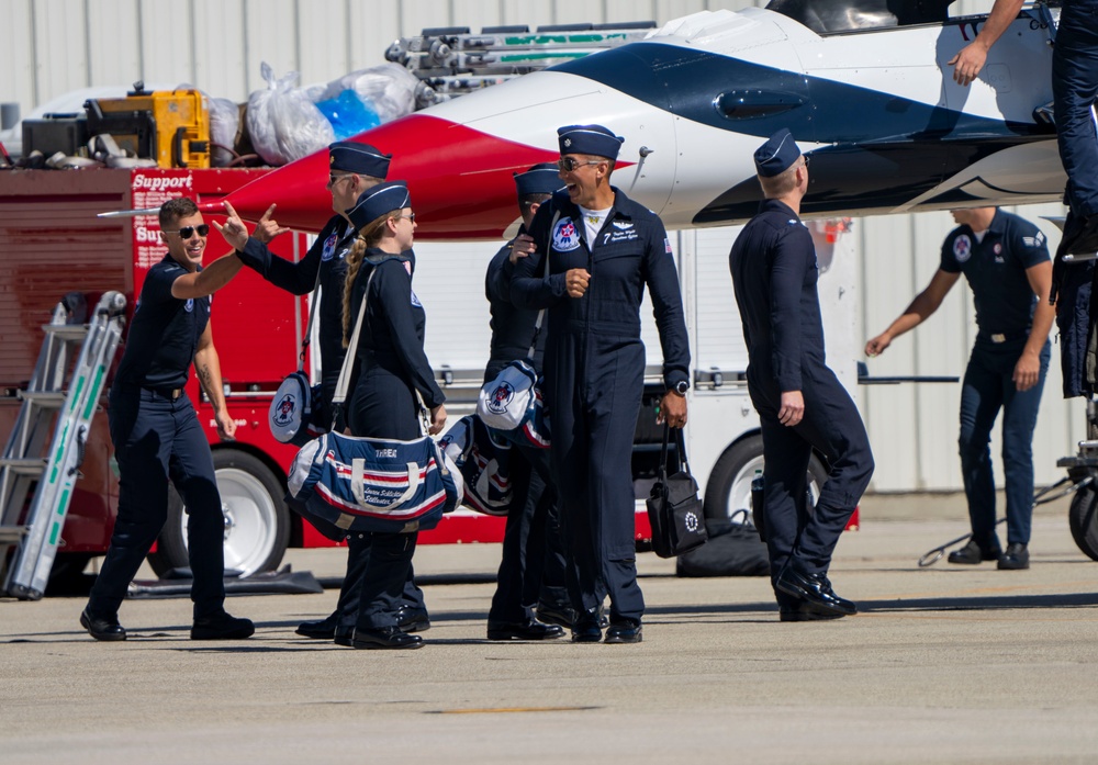 Thunderbirds return for Pacific Airshow