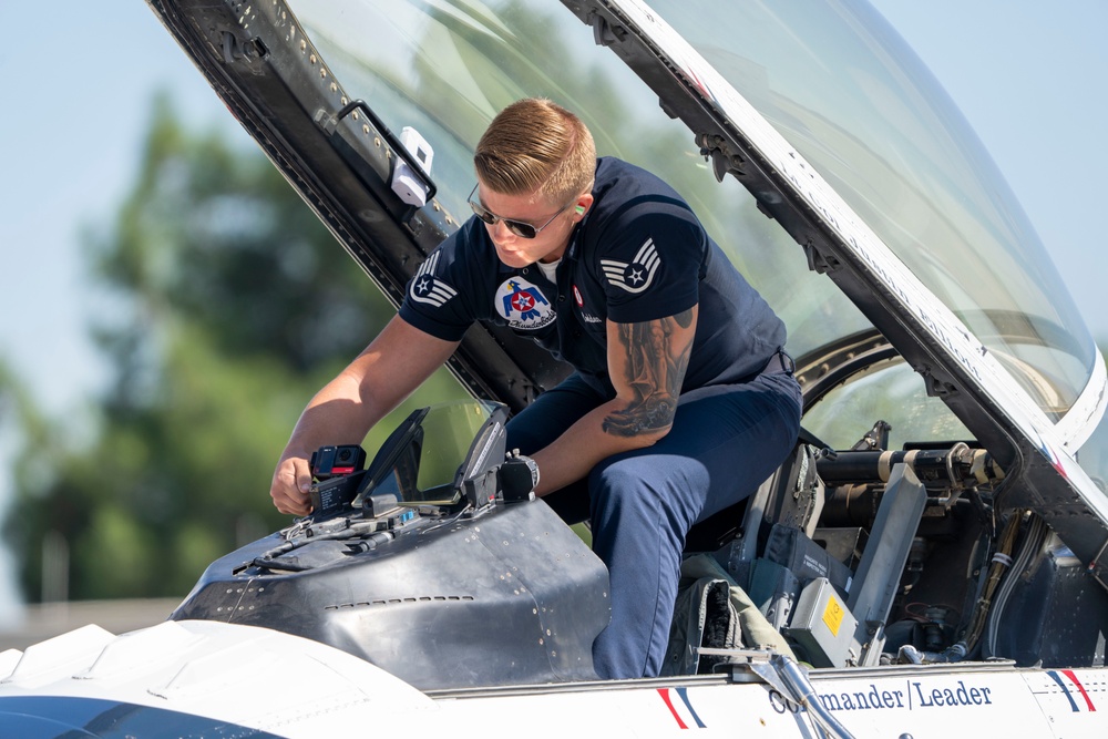 Thunderbirds return for Pacific Airshow