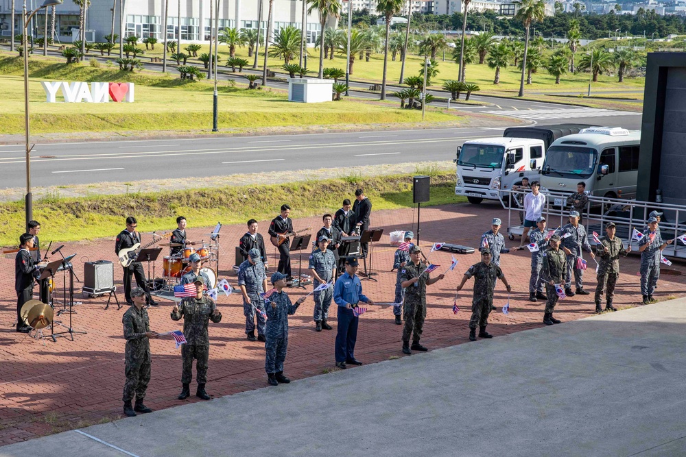 USS Ralph Johnson visits Jeju.