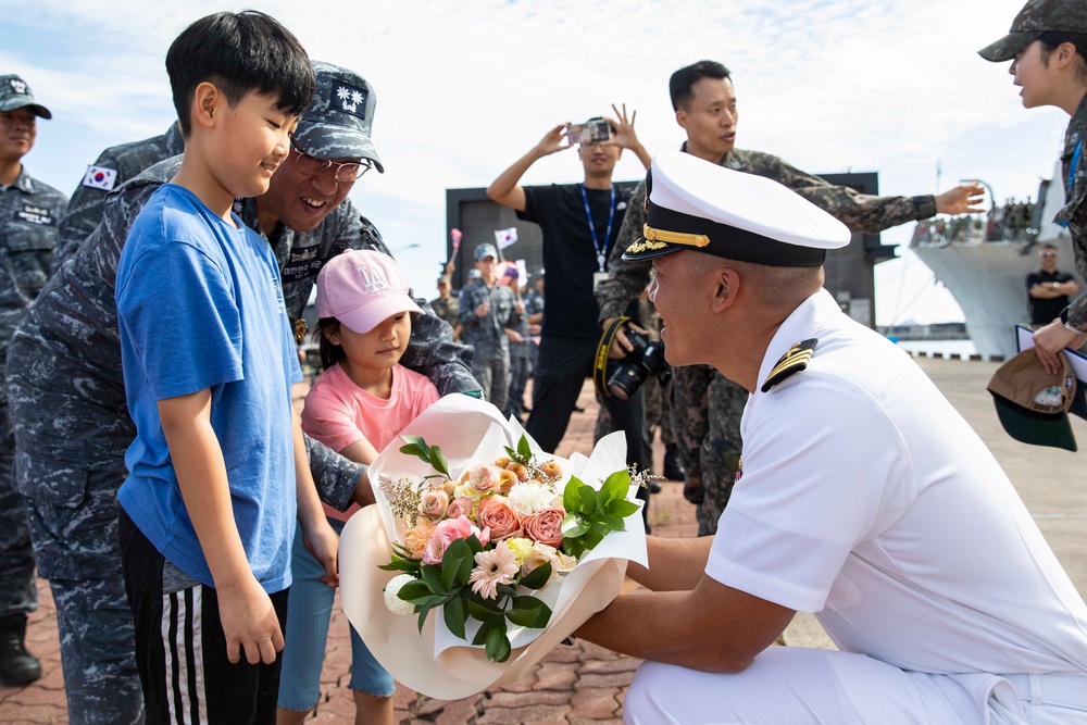 USS Ralph Johnson visits Jeju.