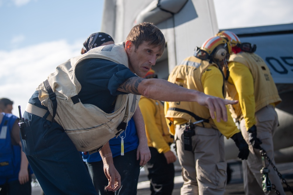 USS Ronald Reagan (CVN 76) conducts fueling-at-sea with USNS Rappahannock (T-AO 204)