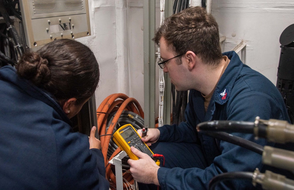 USS Ronald Reagan (CVN 76) Sailors perform maintenance