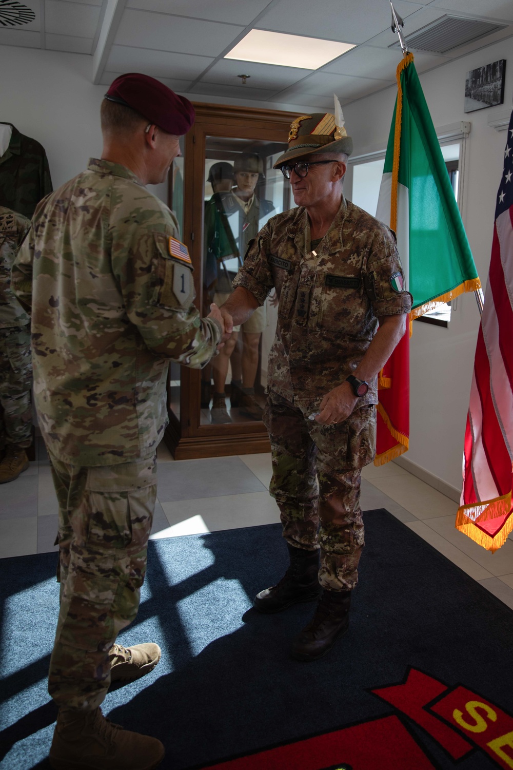 SETAF-AF awards Italian Deputy Chief of Staff