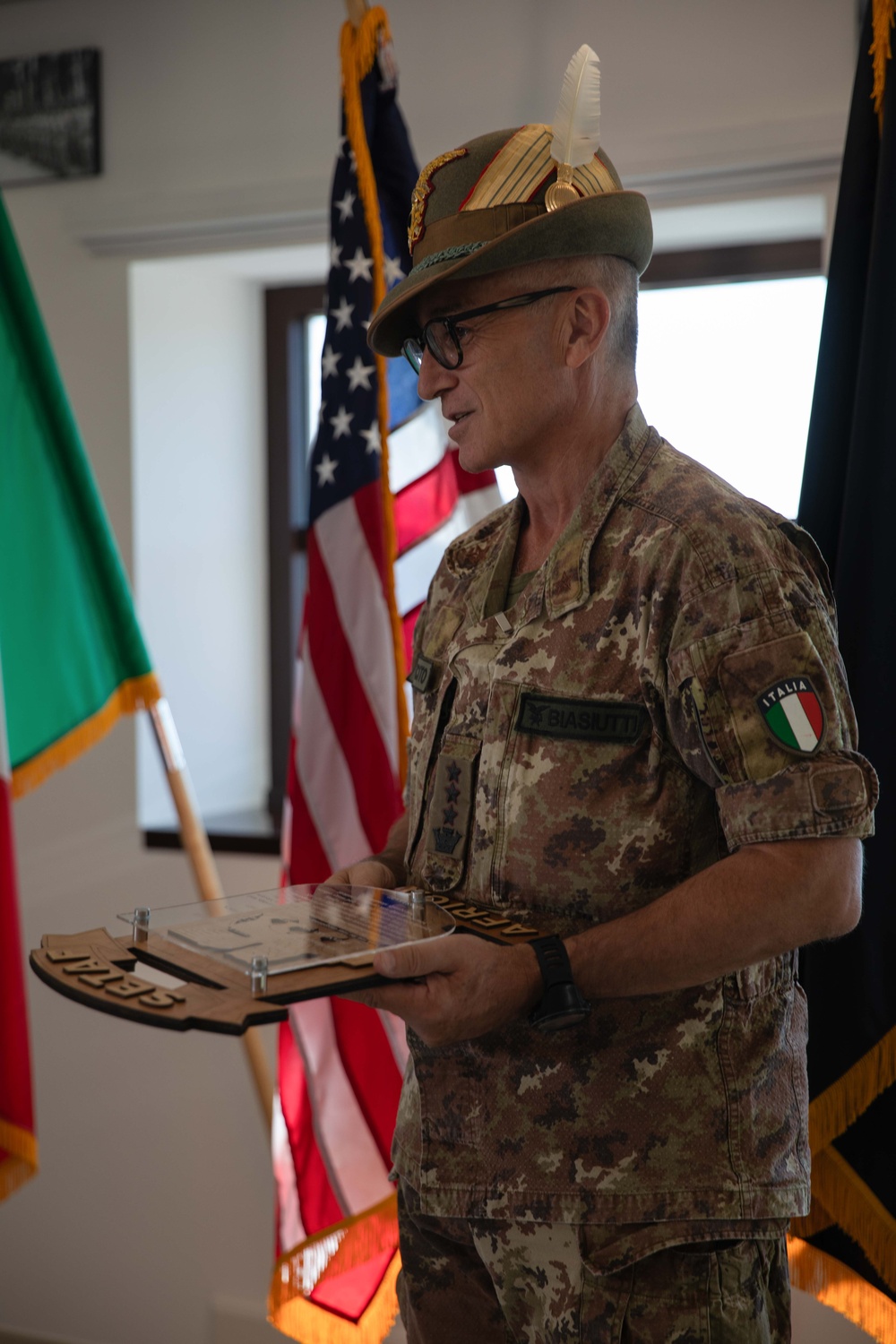 SETAF-AF awards Italian Deputy Chief of Staff