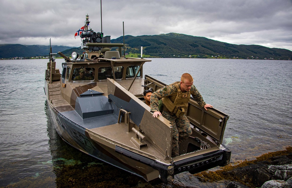 26th MEU(SOC) and Norwegian Soldiers Navigate the Littorals during Norway Bilateral Exercise