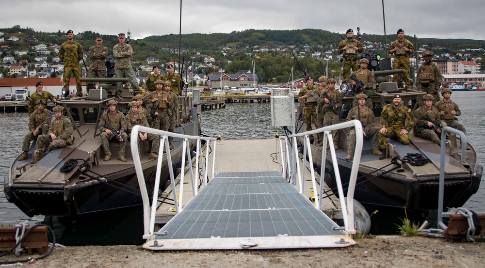26th MEU(SOC) and Norwegian Soldiers Navigate the Littorals during Norway Bilateral Exercise