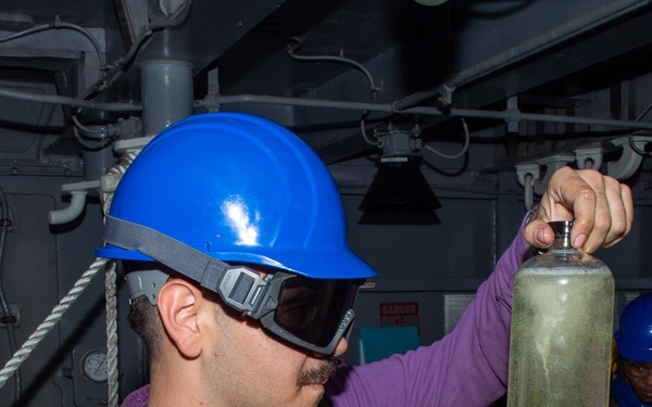 USS Ronald Reagan (CVN 76) conducts fueling-at-sea with USNS Rappahannock (T-AO 204)