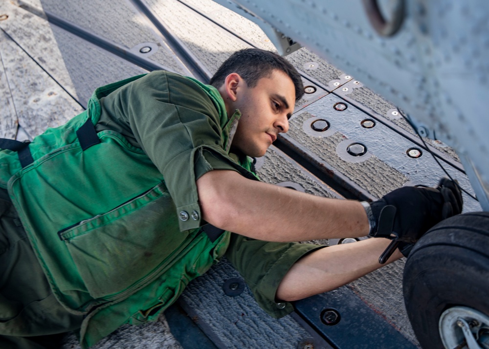 Sailors Conduct Flight Operations Aboard USS John Finn (DDG 113), Oct. 2