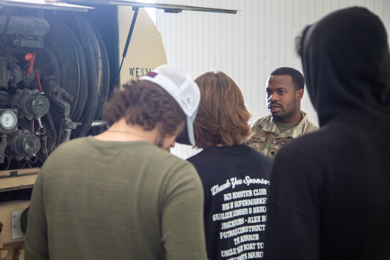 DVIDS - Images - Service Members Support Colts Game Against The Commanders  [Image 4 of 5]