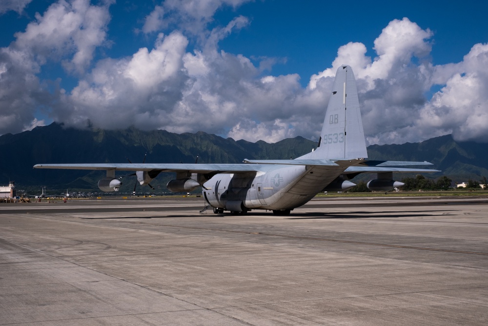 Coast Guard and Marine Corps hold a JROTC visit Kaneohe Bay