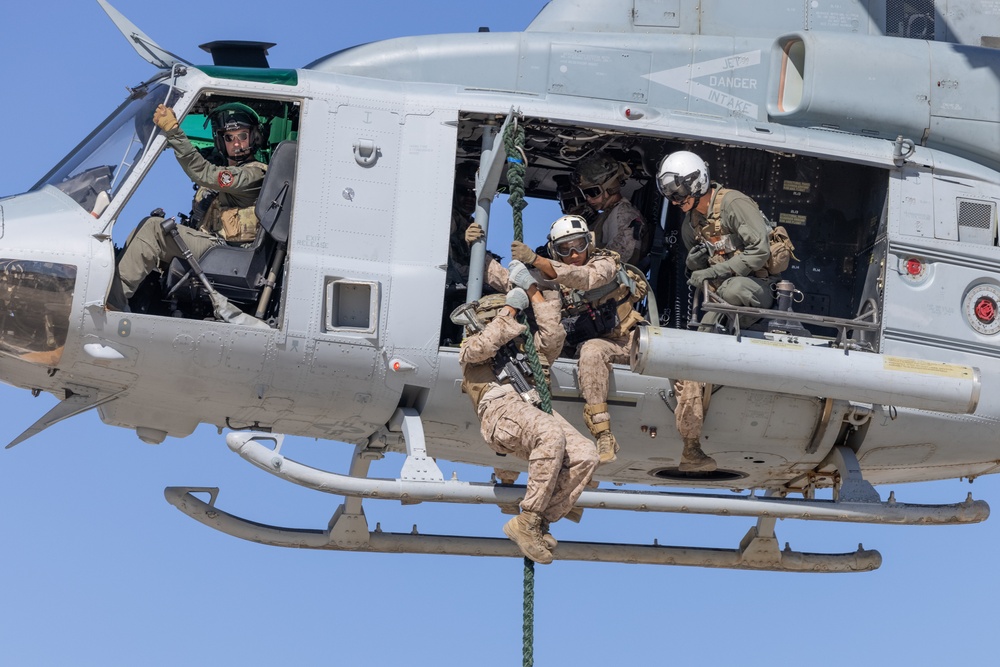 3/2 Marines and VMX-1 Conduct Fast Rope Training