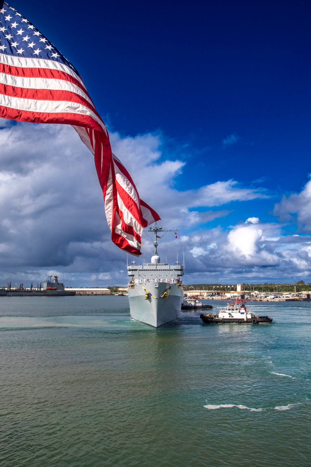 USS Frank Cable (AS 40) arrives to Guam