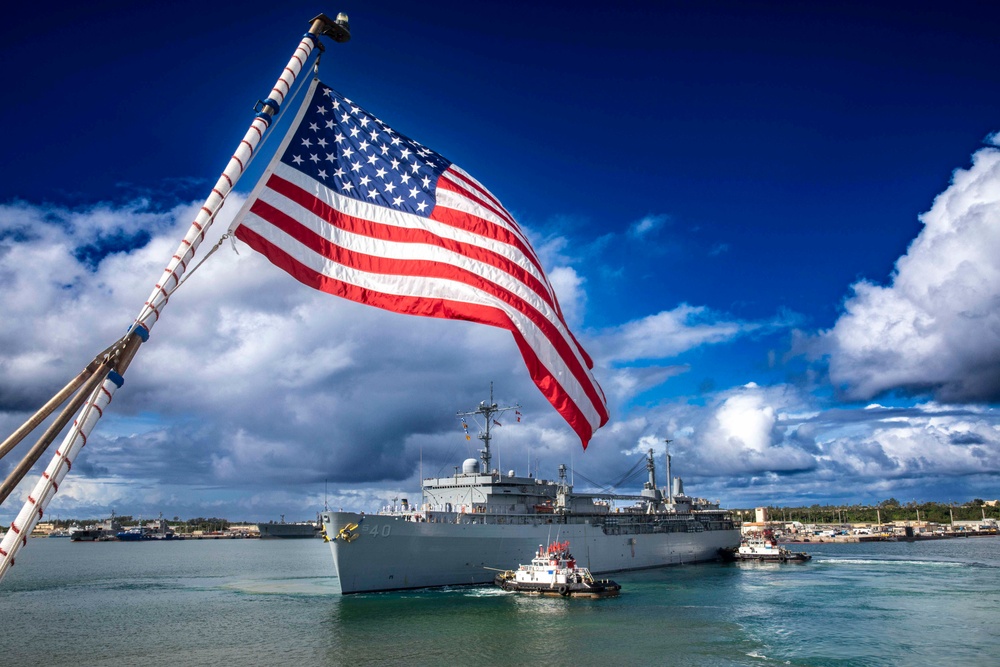 USS Frank Cable (AS 40) arrives to Guam