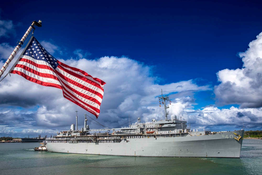 USS Frank Cable (AS 40) arrives to Guam