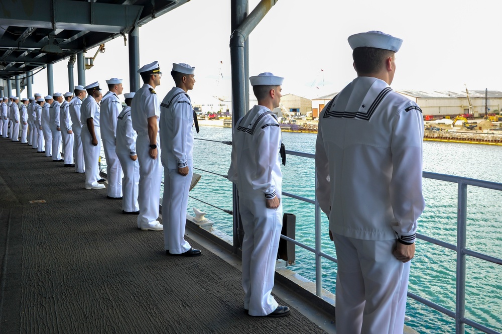 USS Frank Cable (AS 40) arrives to Guam