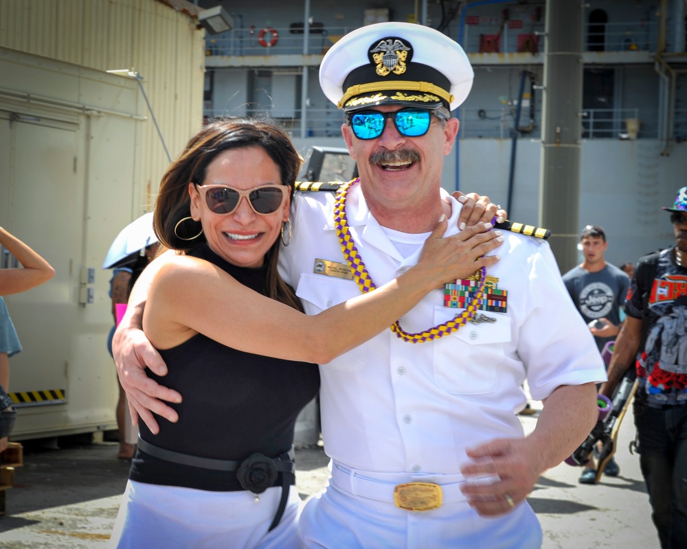 USS Frank Cable (AS 40) arrives to Guam