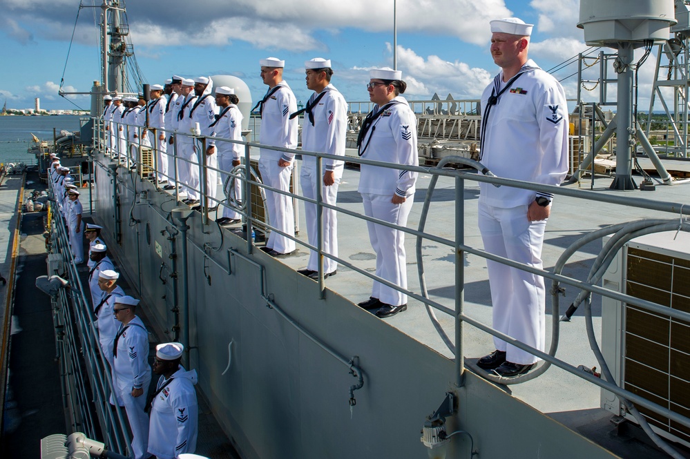 USS Frank Cable (AS 40) arrives to Guam