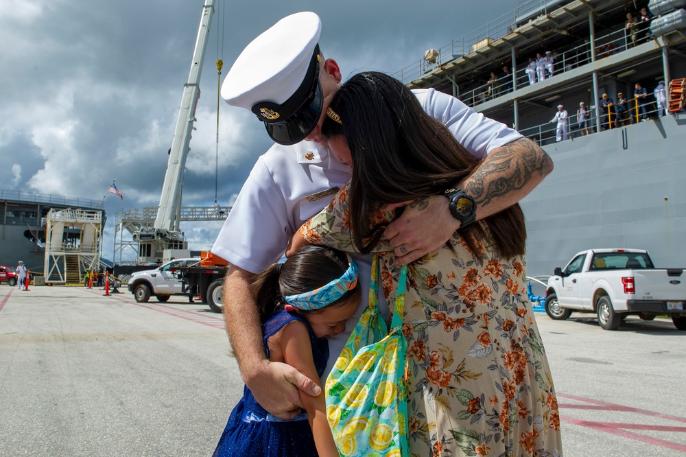 USS Frank Cable (AS 40) arrives to Guam