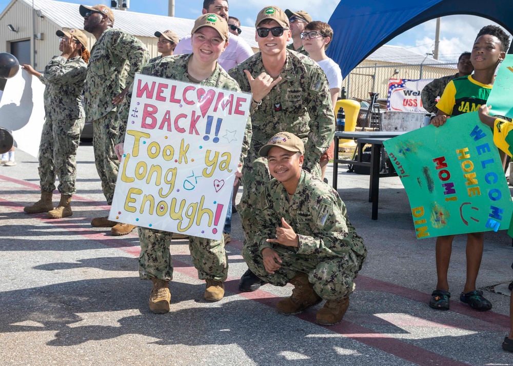 USS Frank Cable (AS 40) arrives to Guam