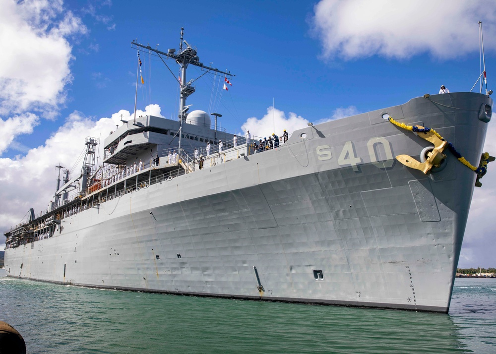 USS Frank Cable (AS 40) arrives to Guam