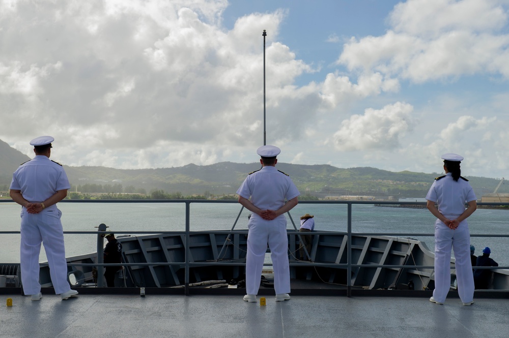 USS Frank Cable (AS 40) arrives to Guam