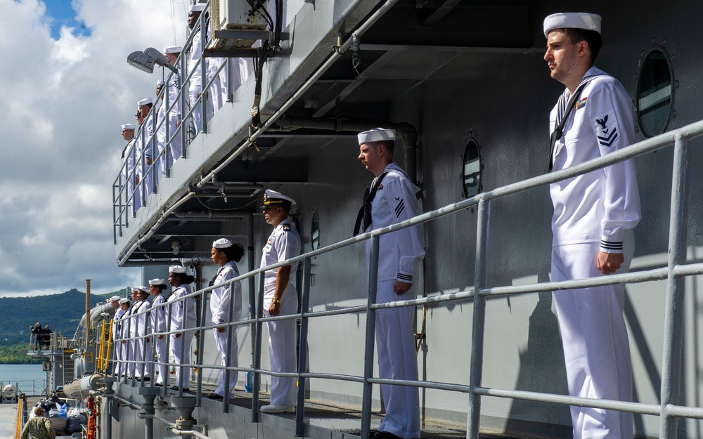 USS Frank Cable (AS 40) arrives to Guam