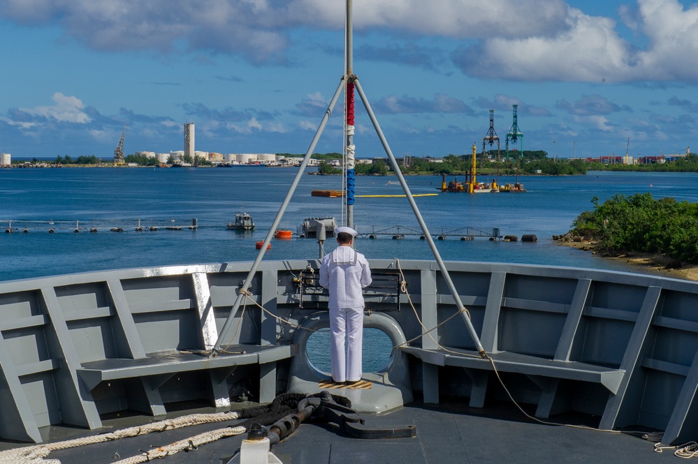 USS Frank Cable (AS 40) arrives to Guam