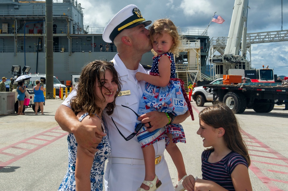 USS Frank Cable (AS 40) arrives to Guam