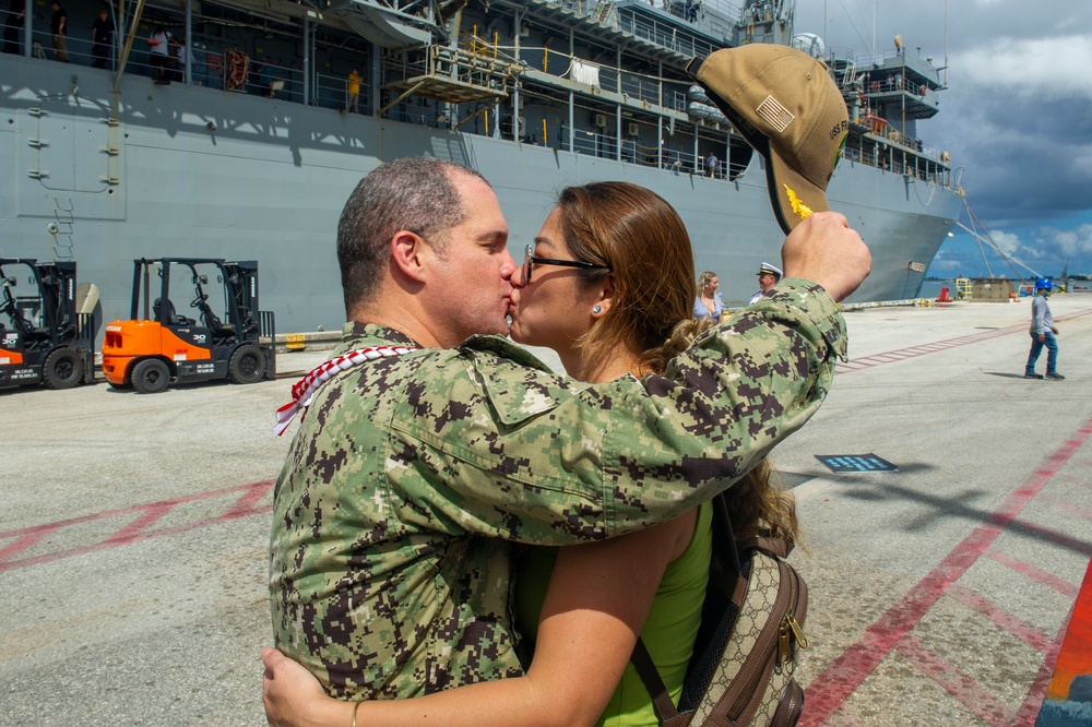 USS Frank Cable (AS 40) arrives to Guam