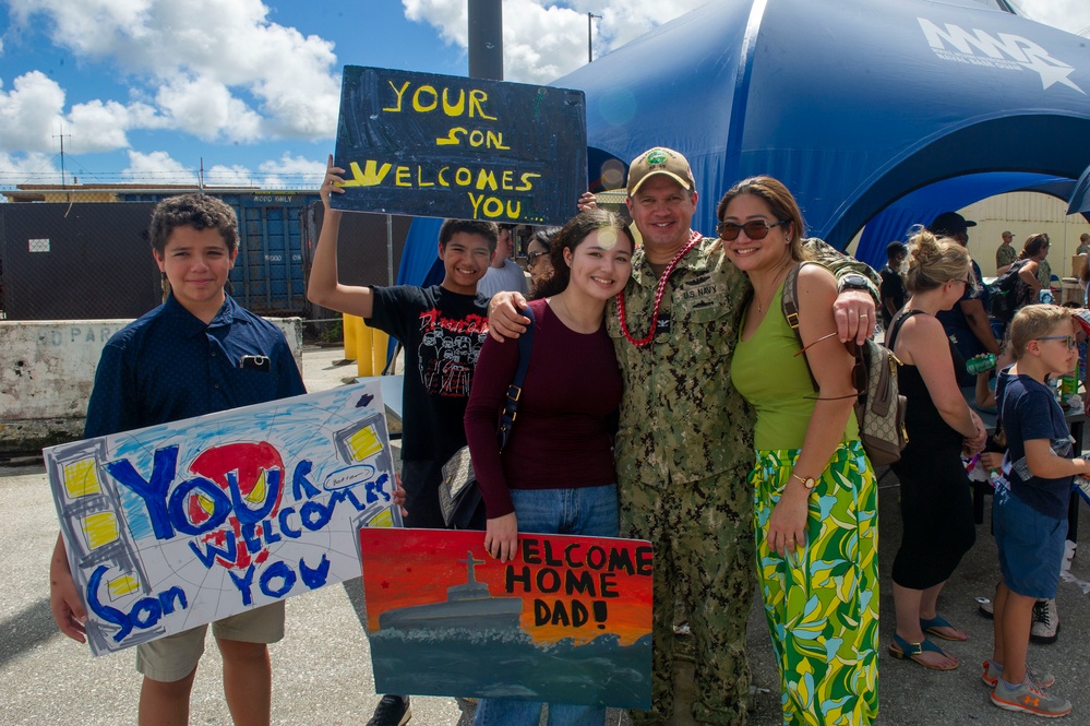 USS Frank Cable (AS 40) arrives to Guam