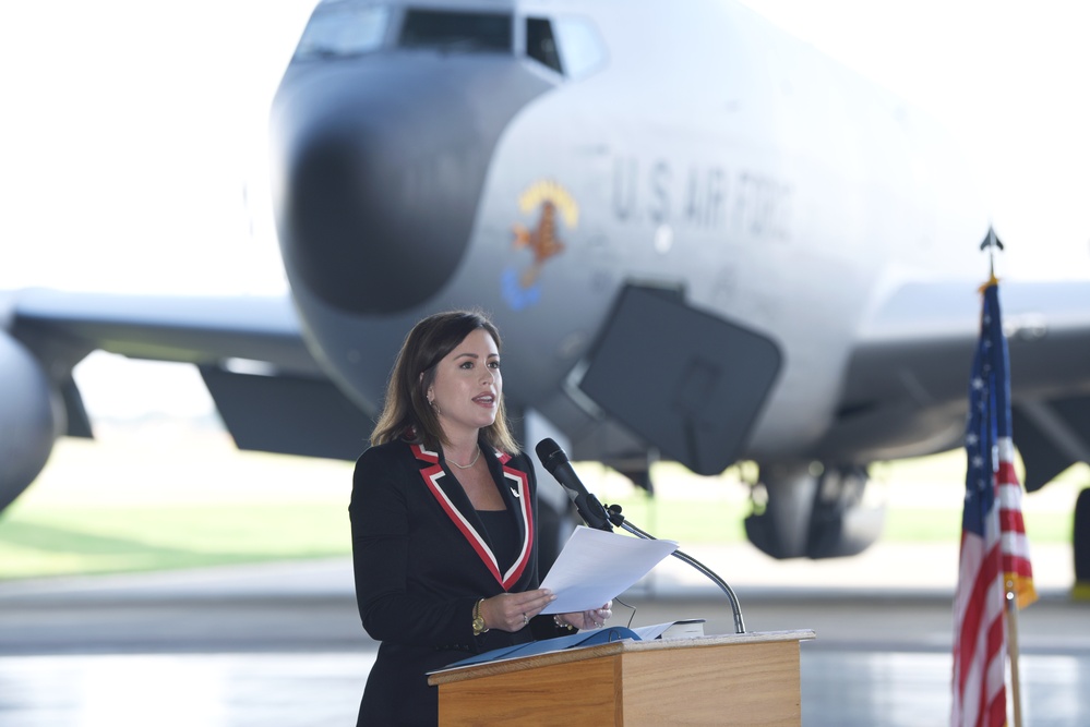 Families of 100th BG veterans join 100th ARW for ‘Squawkin Hawk’ nose art dedication on KC-135